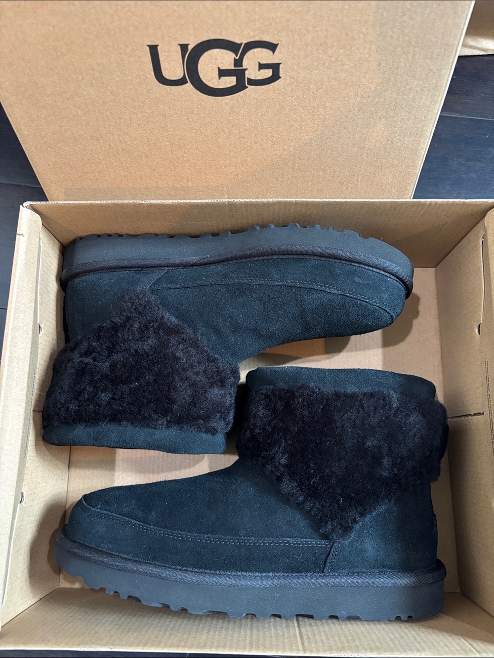 UGG CLASSIC MINI SNUGSCAPE BOOTS IN BLACK SZ 8 NEW IN BOX